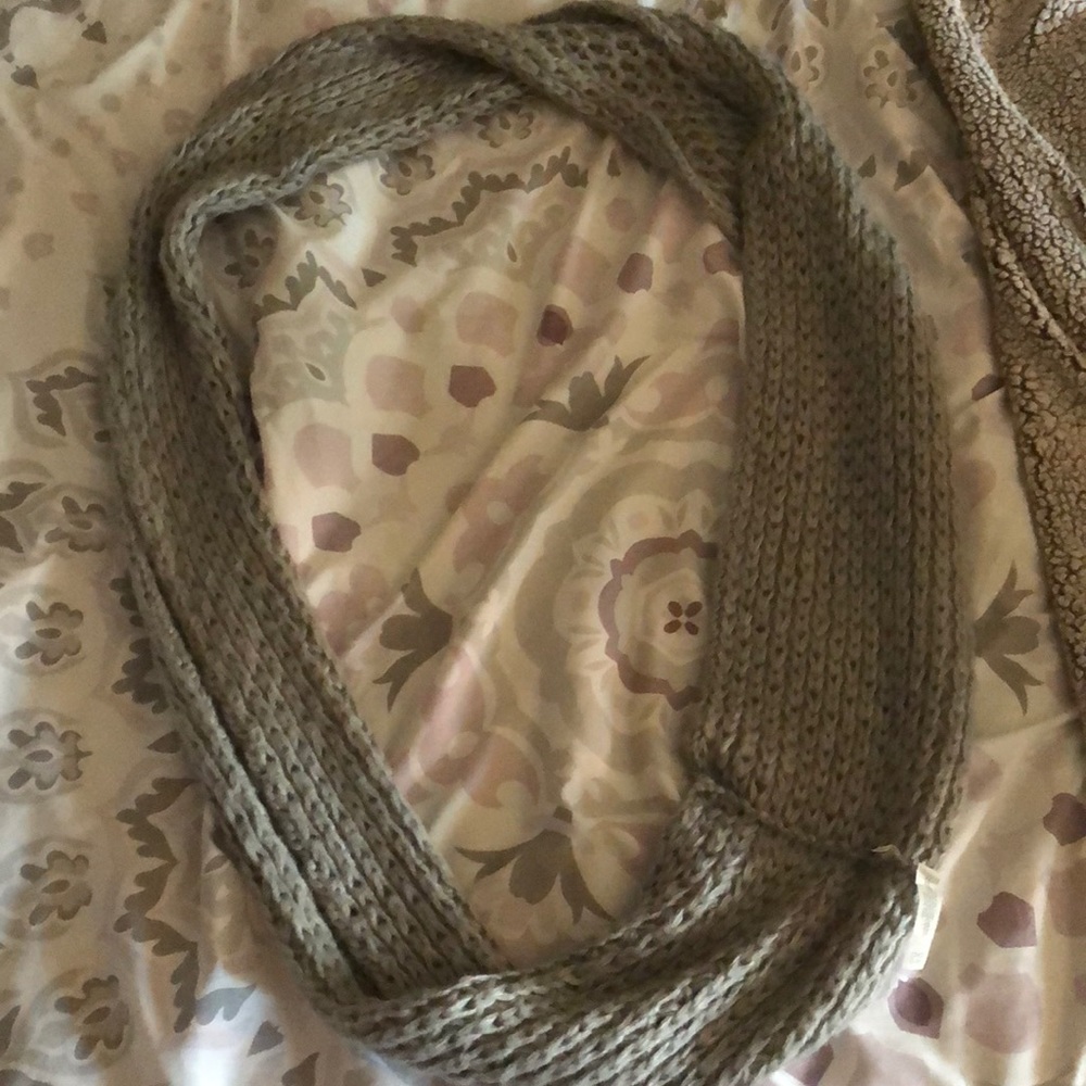 soft gray scarf. (size:fits all)